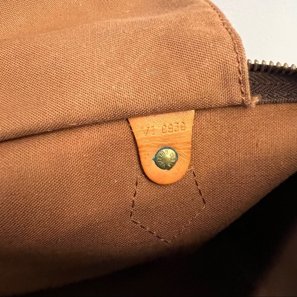 Louis Vuitton Monogram Canvas Speedy 30
(Authentic Pre-Owned) Women's VI0930 - Picture 7 of 16